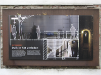 905701 Afbeelding van het uitlegbord 'DE TOEKOMST Duik in het verleden', op de binnenplaats van de Winkel van Utrecht / ...